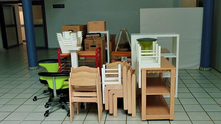 Die Kita Kunterbunt in Adelsdorf musste wegen eines Wasserschadens geräumt werden. Noch am Mittwoch stapelten sich die Möbel der Kindergartengruppe im Gang der Aischgrundhalle. Foto: Britta Schnake