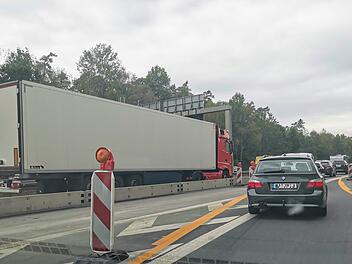 Lkw durchbricht Mittelschutzplanke auf A73 - massiver Stau