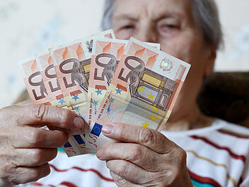 Geld, Euro, Rente, Rentner, Steuern, Rentenbesteuerung