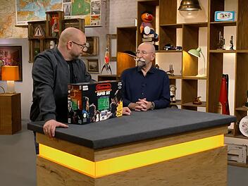 "Was ist das?", fragte Horst Lichter (rechts) in der Freitagsausgabe der ZDF-Tr&ouml;delshow "Bares f&uuml;r Rares" etwas irritiert &uuml;ber das Nintendo Entertainment System in OVP.