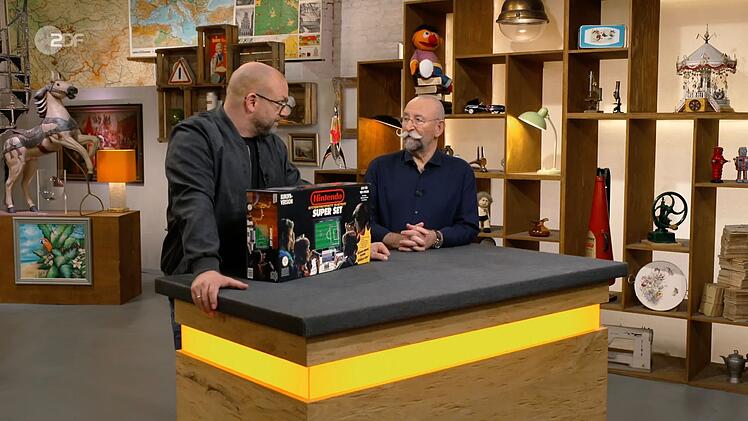 "Was ist das?", fragte Horst Lichter (rechts) in der Freitagsausgabe der ZDF-Tr&ouml;delshow "Bares f&uuml;r Rares" etwas irritiert &uuml;ber das Nintendo Entertainment System in OVP.