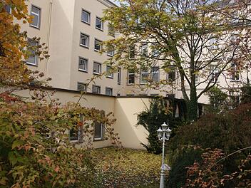 Das frühere Steigenberger Hotel steht seit drei Jahren leer.  Foto: Edgar Bartl
