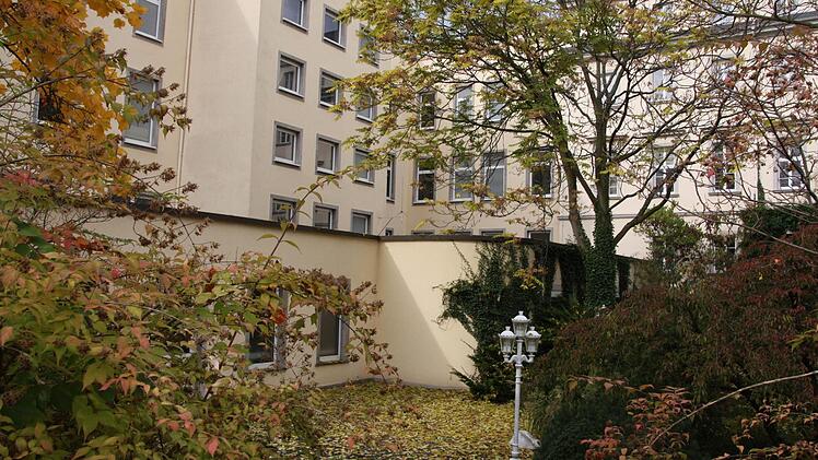 Das frühere Steigenberger Hotel steht seit drei Jahren leer.  Foto: Edgar Bartl
