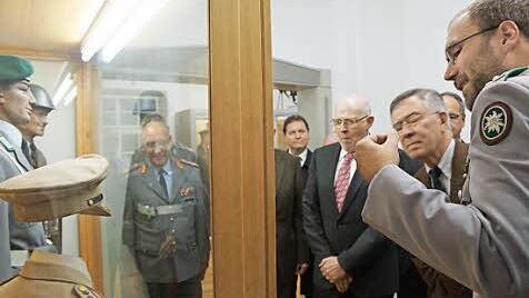 Jan Mannigel (rechts) stellt Besuchern die Exponate vor.