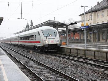 Ein ICE fährt durch den Forchheimer Bahnhof, die Grünen halten den Ausbau für ein "Irrsinnsprojekt". Foto: Josef Hofbauer