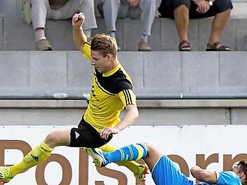 Yannik Teuchert wurde im ersten Durchgang auf der rechten Außenbahn hart attackiert. Danach quälte sich der ehemalige Coburger Jugendspieler bei der 0:2-Heimniederlage des VfL Frohnlach gegen den Würzburger FV bis zum Schluss mehr oder weniger angeschlagen durch. Foto: Albert Höchstädter