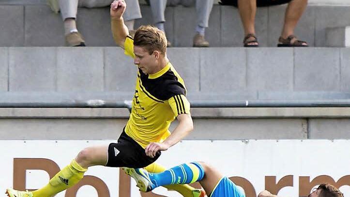 Yannik Teuchert wurde im ersten Durchgang auf der rechten Außenbahn hart attackiert. Danach quälte sich der ehemalige Coburger Jugendspieler bei der 0:2-Heimniederlage des VfL Frohnlach gegen den Würzburger FV bis zum Schluss mehr oder weniger angeschlagen durch. Foto: Albert Höchstädter