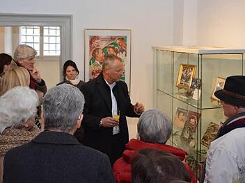 Hans Klegraefe (Mitte) führt durch die "Romy-Schneider"-Ausstellung im Henneberg-Museum in Münnerstadt. Foto: Björn Hein