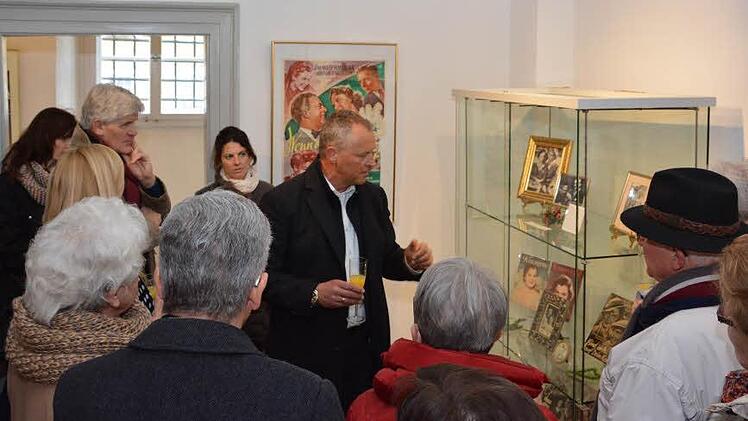 Hans Klegraefe (Mitte) führt durch die "Romy-Schneider"-Ausstellung im Henneberg-Museum in Münnerstadt. Foto: Björn Hein