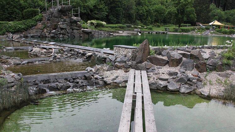 Aus dem Badeteich (rechts oben) fließt das Wasser über Kaskaden in mehrere tiefer liegende kleinere Becken und wird dadurch schon vorgereinigt.  Foto: Friedwald Schedel