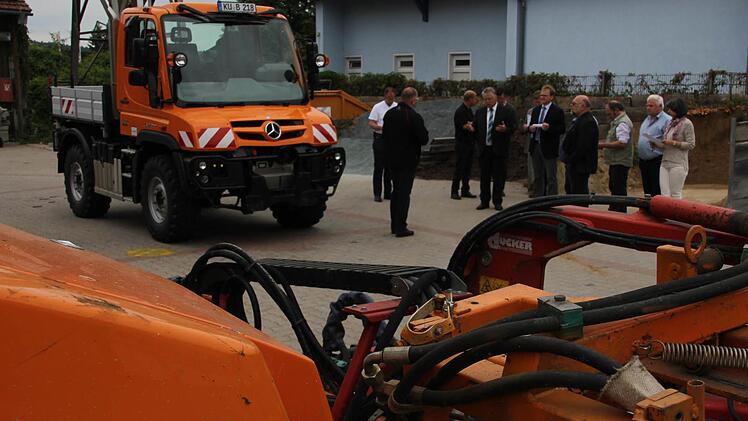 Der Bauausschuss machte sich ein Bild vom neuen Fahrzeug. Foto: Marco Meißner