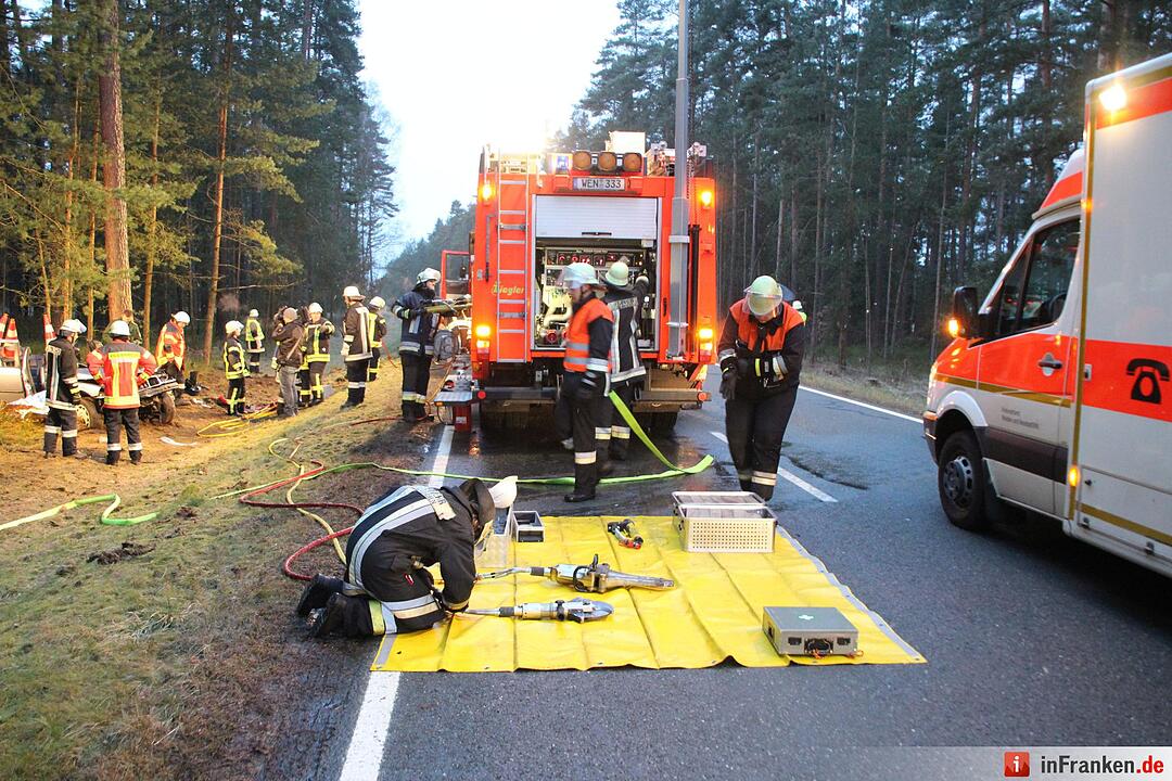 BMW wickelt sich um Baum - Fahrer schwerst eingeklemmt