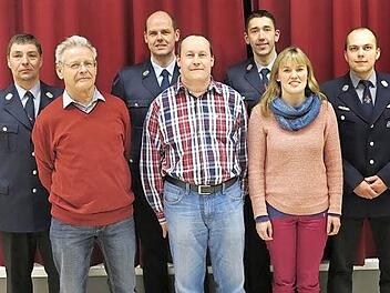 Die Geehrten Horst Spinler (50 Jahre), Thorsten B&uuml;ttner (25 Jahre) mit der neuen Aktiven Marina B&uuml;ttner (vorne von links), dem Vorsitzenden Lothar Lang, dem Zweiten Vorsitzenden Bodo Wolf, 1. Kommandant Manuel Bergmann und 2. Kommandant Tobias Werner (hinten von links) Foto: hub