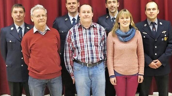 Die Geehrten Horst Spinler (50 Jahre), Thorsten B&uuml;ttner (25 Jahre) mit der neuen Aktiven Marina B&uuml;ttner (vorne von links), dem Vorsitzenden Lothar Lang, dem Zweiten Vorsitzenden Bodo Wolf, 1. Kommandant Manuel Bergmann und 2. Kommandant Tobias Werner (hinten von links) Foto: hub