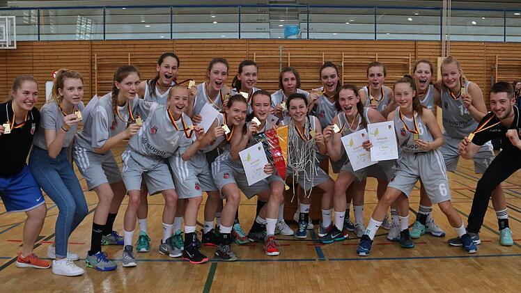 In Sachen Bamberger M&auml;dchen- und Damenbasketball Historisches vollbracht haben (v. l.) Co-Trainerin Kathrin Gut, Nadja Greubel, Hanna Bogend&ouml;rfer, Teresa Schwital, Eva Dorsch, Nina K&uuml;hhorn, Jasmin Schor, Anna-Louisa Riedel, Marie Kapp, Laura Ennes, Jana Barth, Ronja Richter, Julia F&ouml;rner, Julia Betz, Mara Edelmann, Kim Siebert, Magdalena Landwehr und Trainer Kai Tzschentke. Fotos: sportpress/privat