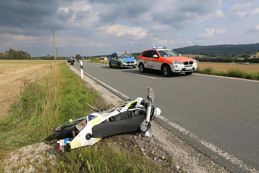 Tödlicher Unfall bei Weißenstadt: Motorradfahrer prallt gegen Schutzplanke