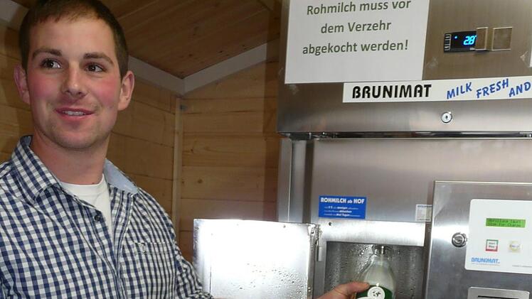 Landwirtschaftsmeister Florian Taubmann erkl&auml;rte den Besuchern den neuen Milchautomaten. Foto: Karin G&uuml;nther