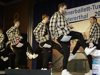 Lokalhelden sahnten ab: Platz zwei für die "Hellöwer" aus Oberthulba und ihre Show-Einlage "Enorm in Form". Fotos: Winfried Ehling
