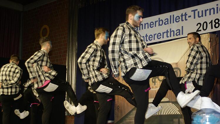 Lokalhelden sahnten ab: Platz zwei für die "Hellöwer" aus Oberthulba und ihre Show-Einlage "Enorm in Form". Fotos: Winfried Ehling