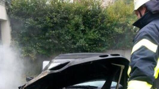 Einer von vielen Einsätzen: Fahrzeugbrand in Oberwildflecken im vergangenen Jahr. Die Kameraden aus Oberwildflecken hatten das Geschehen schnell im Griff. Die Wildfleckener mussten nicht mehr eingreifen. Foto: Feuerwehr Wildflecken