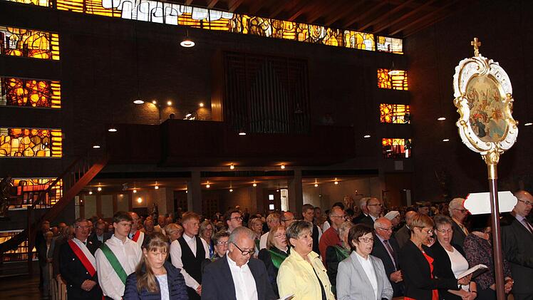 Bilder vom Innenraum der Kirche. Sie zeigen die ungewöhnliche Ausdruckskraft der symbolischen Glasfenster.