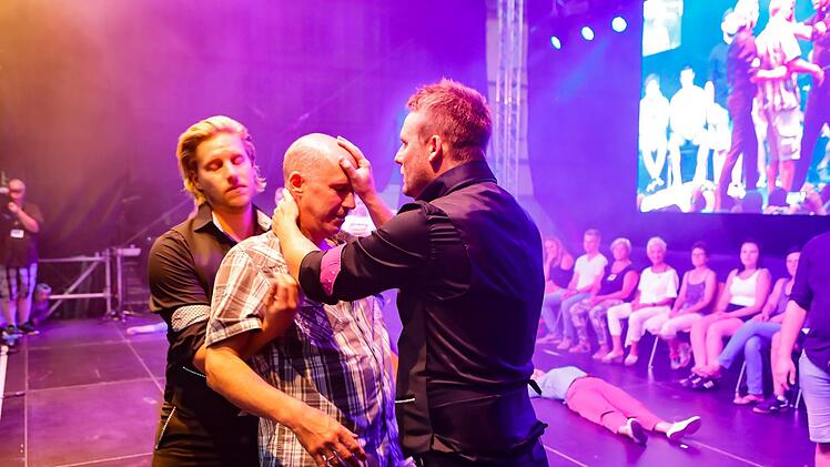40 Freiwillige holte der Hypnose-Künstler auf die Bühne - um sie einen nach dem anderen in Trance zu versetzen. Matthias Hoch