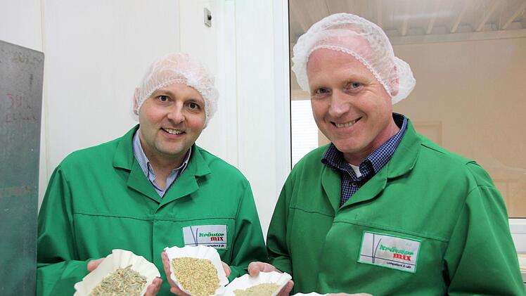 Michael Kämmerer (Marketing) und Produktionsleiter Axel vom Berg zeigen verschieden Stufen der Lemongras-Verarbeitung. Diana Fuchs
