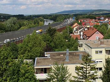 Aus dem achten Stock eines Hochhauses fotografiert, wird deutlich, wie nah die Häuser der Regnitzstraße an der Autobahn liegen. Foto: Josef Hofbauer