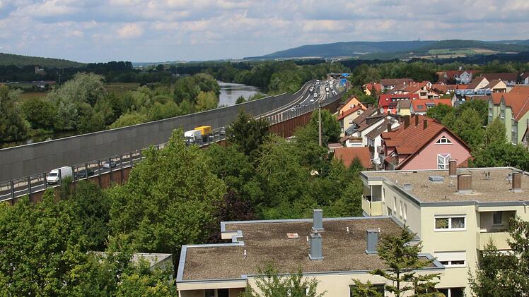 Aus dem achten Stock eines Hochhauses fotografiert, wird deutlich, wie nah die Häuser der Regnitzstraße an der Autobahn liegen. Foto: Josef Hofbauer