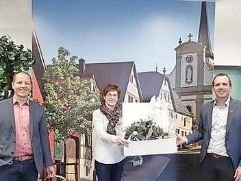 1. Bürgermeister Johannes Krumm (links) und der Fuchsstädter Bürgermeister René Gerner (rechts) verabschiedeten Anita Schaupp in den Ruhestand.  Foto: Katrin Fenn