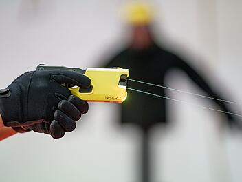Fürth: Mann läuft mit Messer durch die Stadt - USK rückt mit Tasern an