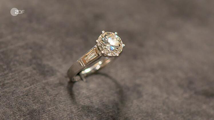 Der Solit&auml;r-Ring aus dem Jahr 2002 mit einem Mittelstein von &uuml;ber 2 Karat hatte einen Wert von 10.000 bis 11.000 Euro.