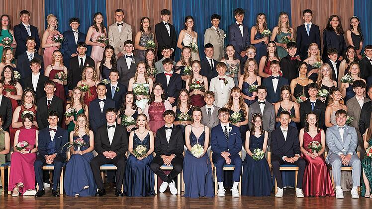 Tanzsch&uuml;lerinnen und Tanzsch&uuml;ler beim Abschlussball 2026.