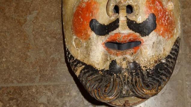 Die Gebrauchsspuren sind den alten Masken durchaus anzusehen, wie dieser Maske aus der Zeit um 1900. Foto: Marion Eckert