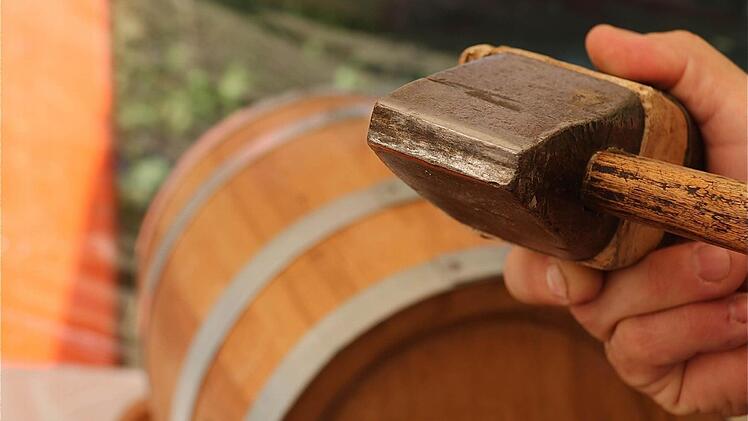 Erich Warmuth schwang den Büttnerhammer bei der Fassherstellung.