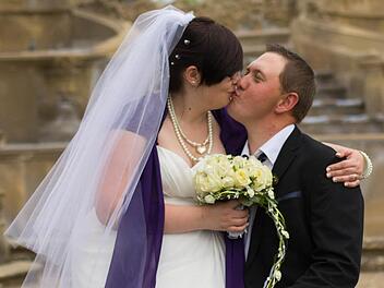 Annika und Jens Schneider sind Bamberger. Für sie kam nur eine Hochzeit in der Heimat in Frage. Hochzeitsfotos machten sie nach der Trauung unter anderem bei Schloss Seehof in Memmelsdorf. Foto: Bernd Schieber