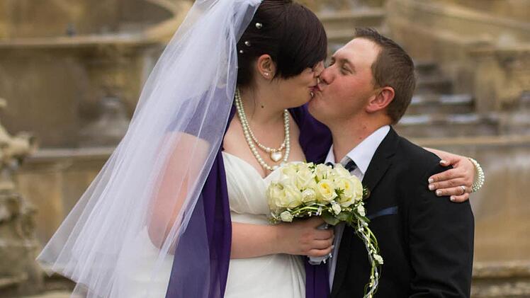 Annika und Jens Schneider sind Bamberger. Für sie kam nur eine Hochzeit in der Heimat in Frage. Hochzeitsfotos machten sie nach der Trauung unter anderem bei Schloss Seehof in Memmelsdorf. Foto: Bernd Schieber