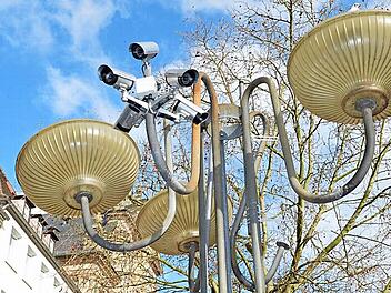 Haben Sie die Kamera-Attrappen an den Winklerleuchten am Gabelmann bemerkt? Sie sind dort seit Oktober befestigt. Foto: Ronald Rinklef
