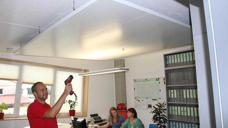 Karl Pröls misst mit dem Laser-Thermometer an seiner Klimadecke 18 Grad. Diese Frische wird an die Raumluft abgegeben. Foto: Andreas Dorsch