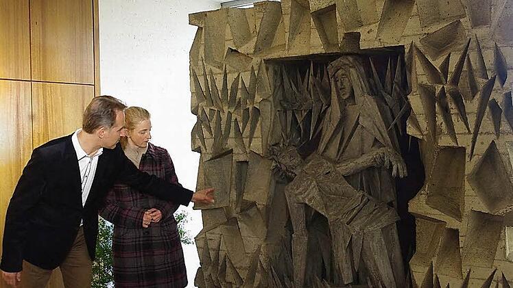 Kreisheimatpfleger Robert Wachter und Mesnerin Karin Fuckner betrachten die "Pietà am Stacheldraht". Foto: Heike Schülein