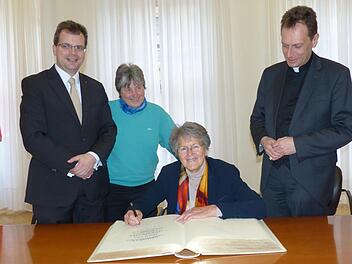 Solwodi-Gründerin Schwester Lea Ackermann trug sich in das Goldene Buch der Stadt Bamberg ein, flankiert von Bürgermeister Christian Lange, Initiatorin Brunhilde Schierl und Weihbischof Herwig Gössl. Foto: Bärbel Meister