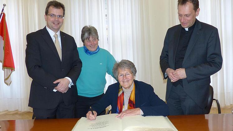 Solwodi-Gründerin Schwester Lea Ackermann trug sich in das Goldene Buch der Stadt Bamberg ein, flankiert von Bürgermeister Christian Lange, Initiatorin Brunhilde Schierl und Weihbischof Herwig Gössl. Foto: Bärbel Meister
