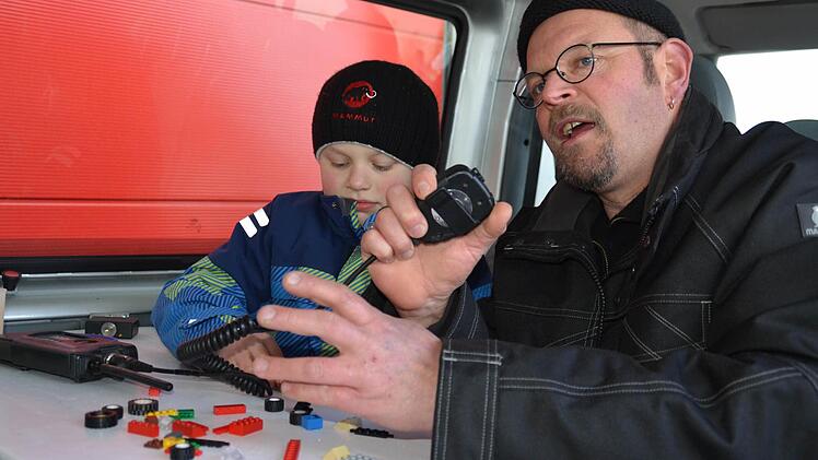 Knifflige Angelegenheit für Peter Kleinhenz und Sohn Anton: Mit der Mutter funken, um ein Legoauto zusammen zu bauen. Foto: Kathrin Kupka-Hahn