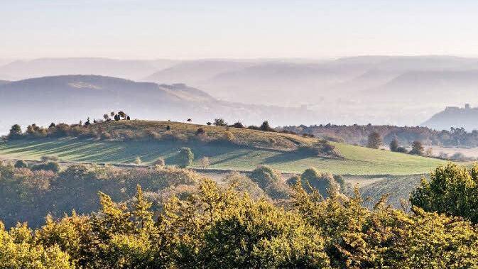Die sanften Hügel, das Markenzeichen der Rhön, finden sich auch in Frankens Saalestück wieder.