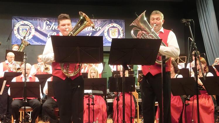 Wie der Vater, so der Sohn. Tizian und Rainer Streit bei ihrem Solo-Part "Max und Moritz".Tobias Braunersreuther