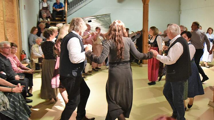 In der Alten Schäferei in Ahorn lebte am Samstag der Brauch des Kirchweihtanzes wieder auf. Foto: Gabi Arnold