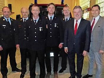 Ehrungen bei der Feuerwehr Triebenreuth; unser Bild zeigt (von links) Kreisbrandmeister Alexander Reinsch, Kreisbrandinspektor Horst Tempel, Kommandant Marco Hohn, Matthias Hildner, Vorsitzenden Stephan Seifert, Landrat Klaus Peter Söllner und Bürgermeister Roland Wolfrum.  Foto: Klaus-Peter Wulf