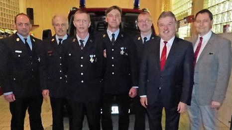 Ehrungen bei der Feuerwehr Triebenreuth; unser Bild zeigt (von links) Kreisbrandmeister Alexander Reinsch, Kreisbrandinspektor Horst Tempel, Kommandant Marco Hohn, Matthias Hildner, Vorsitzenden Stephan Seifert, Landrat Klaus Peter Söllner und Bürgermeister Roland Wolfrum.  Foto: Klaus-Peter Wulf