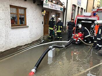 Die Kronacher Feuerwehr im Einsatz.  Foto: Feuerwehr Kronach