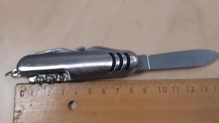 28-Jähriger in Nürnberg festgenommen: Bei seiner Durchsuchung fand die Polizei ein Taschenmesser in der Jacke des Mannes. Foto: Bundespolizei